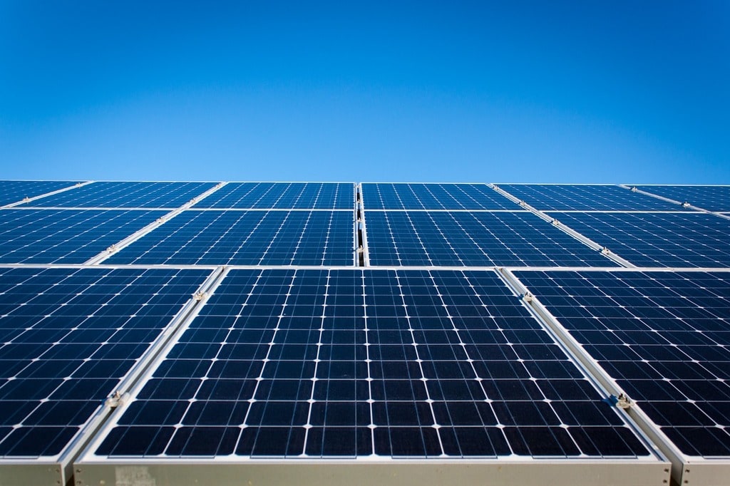 PAC et panneaux solaires : le duo qui divise la facture de chauffage par trois